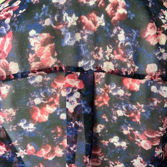 🌷Express "The Portofino Shirt" Floral Button Up Blouse Classic & Chic! - Picture 2 of 9